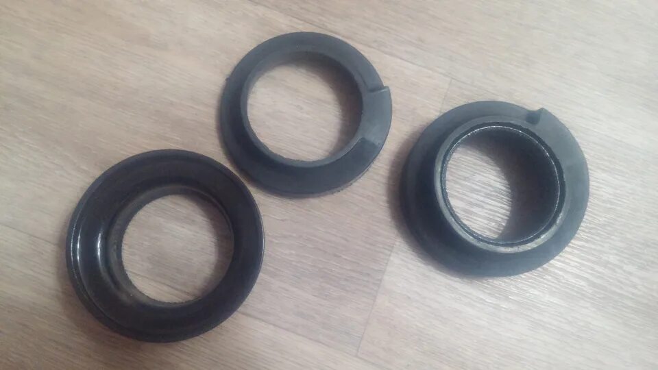 Резинки под опорные подшипники 2170. Пружинная чашка. Чашка пружины ваз 2170. Чашка пружины верхняя 2108. Чашка пружины 2170 + резинка.