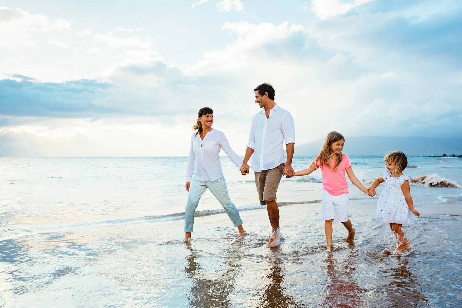 Семья на море. Семья на пляже. Счастливая семья на море. Дети на море.