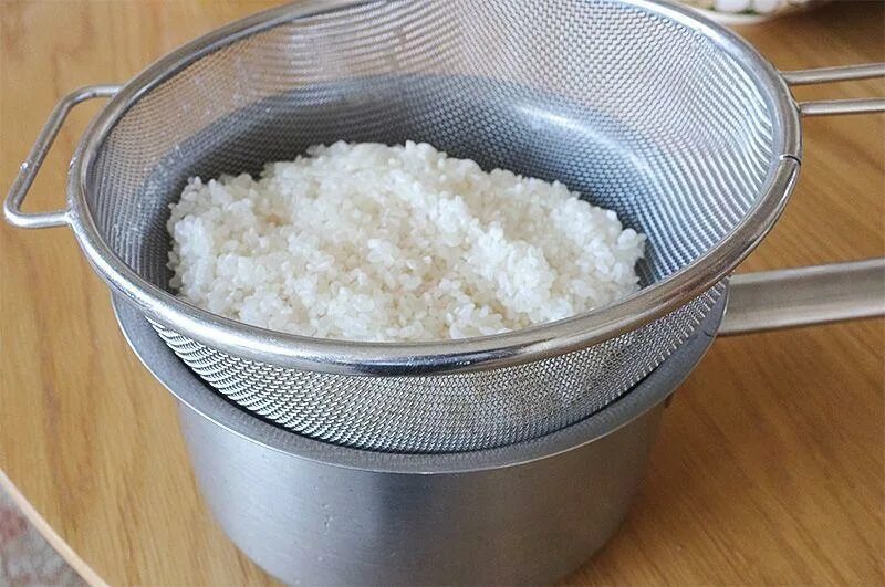 Что можно положить в рис. Дуршлаг для риса. Промыть рис. Дуршлаг для промывки риса. Промытие риса.