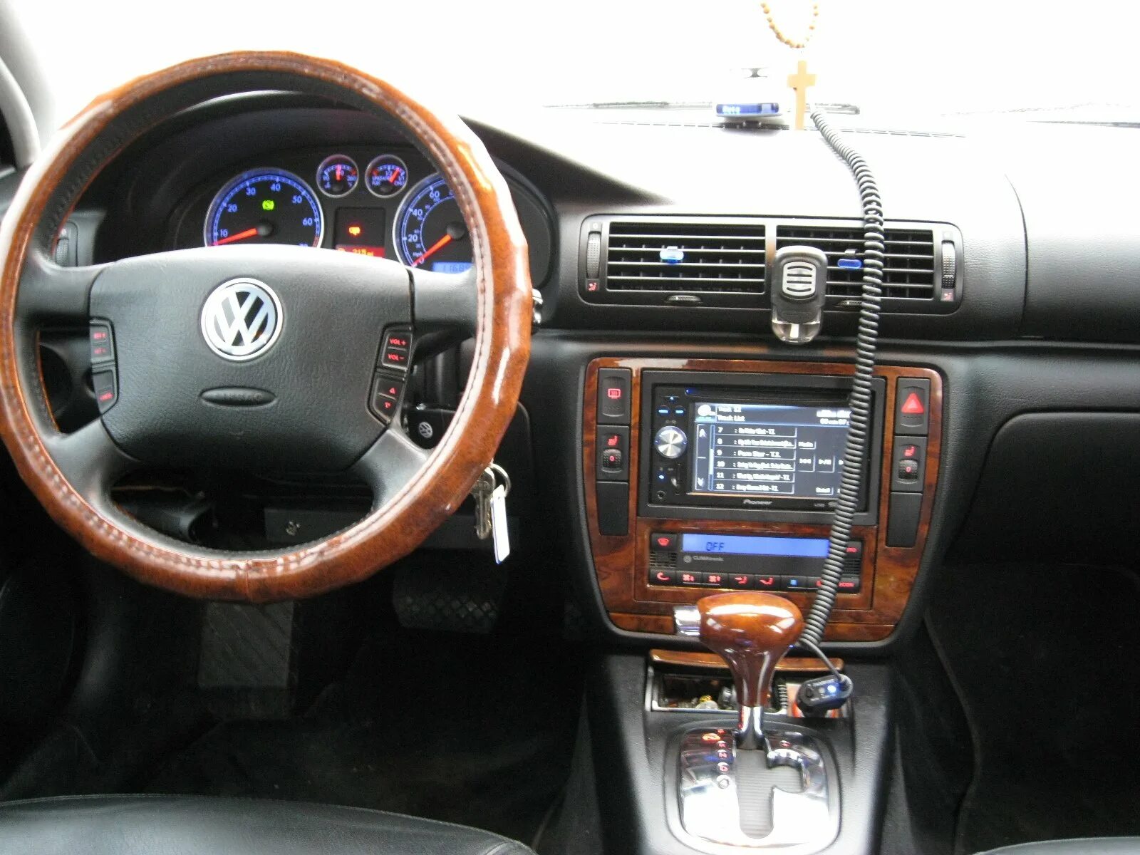 Купить бу б5. Volkswagen Passat 2004 салон. Passat b5 Plus салон. Volkswagen Passat 2001 салон. Volkswagen Passat b5 деревянный салон.