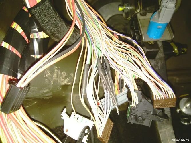 Установка сигнализация рено. Сигнализация на рено дастер 1. Рено лагуна 1997 блок сигнализации. Сигнализация на рено симбол 2 штатная. Автозапуск на scenic 1.