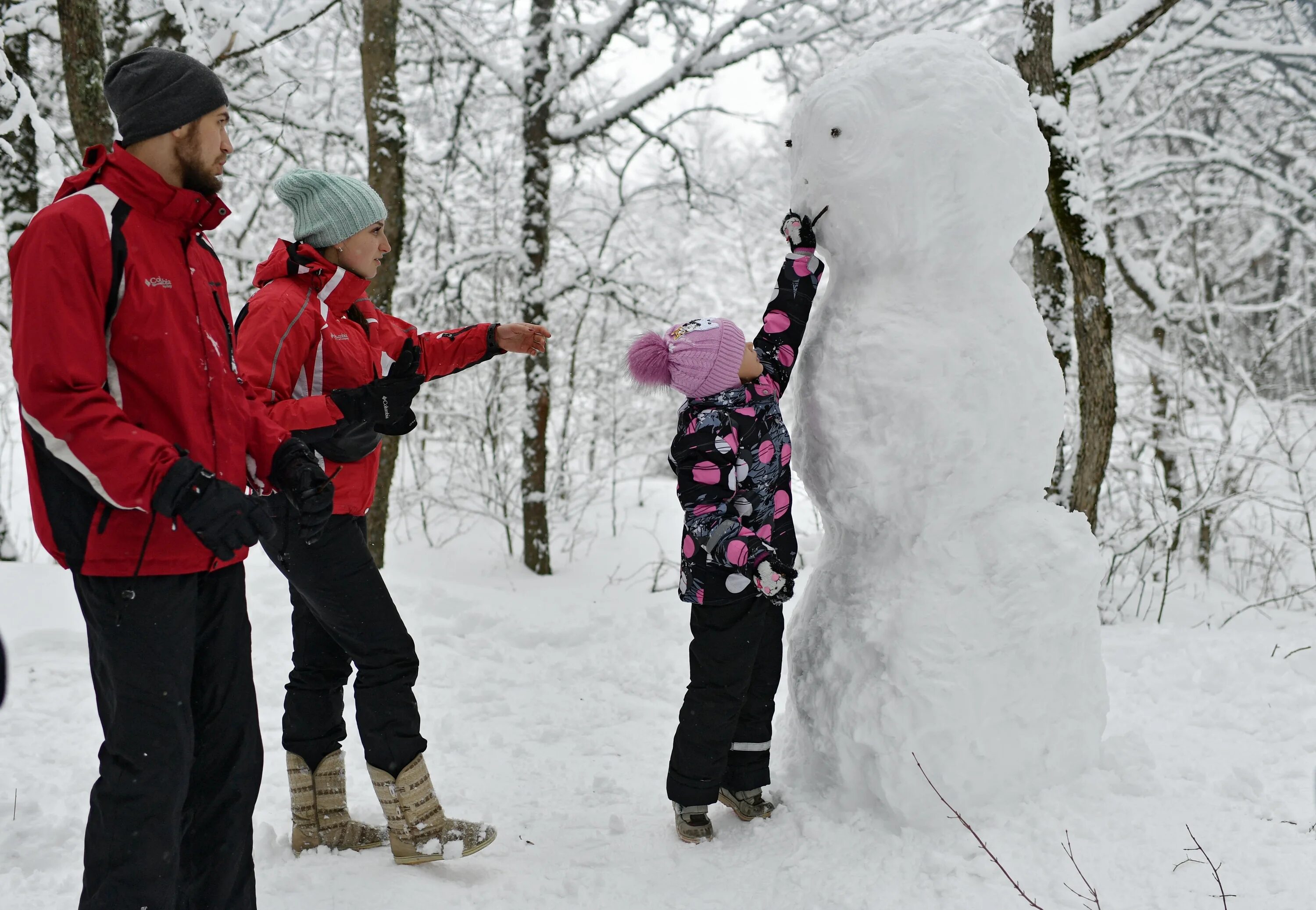 Лепить снеговика зимой. Дети лепят снеговика. Лепка Снеговик. Семья лепит снеговика. Дети слепили снеговика.