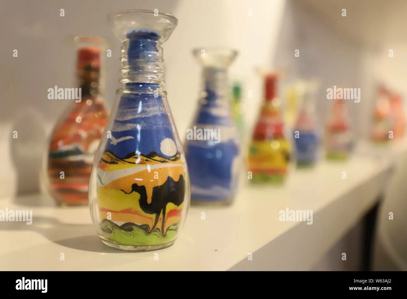 Glass made from sand. Композиции из цветного песка в стеклянных бутылках. Декоративные бутылочки с цветным песком. Цветной песок в стекле. Стеклянные бутылочки с песком Мальдивы.