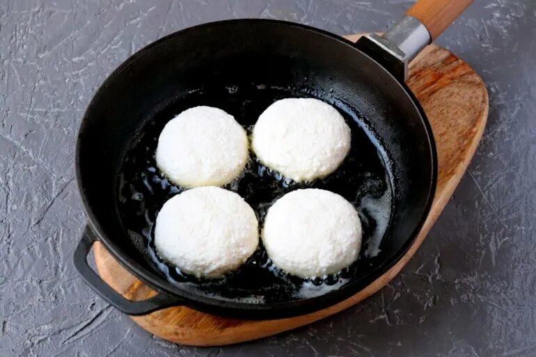 Обваливать ли сырники в муке. Сырники на манке. обжарка сырников на производстве. сырники обвалять в манке и жарить. сырники из творога рецепт классический на сковороде пышные.