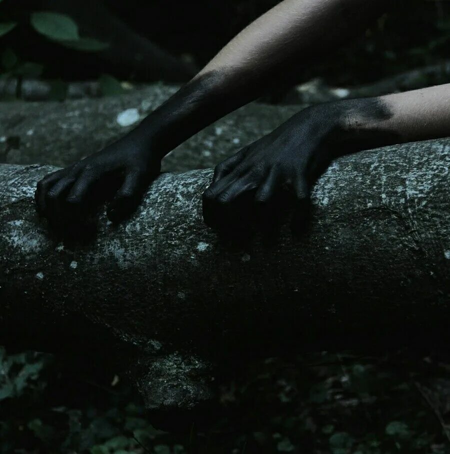 Черная рука ночью. Темная Эстетика. Темная рука.