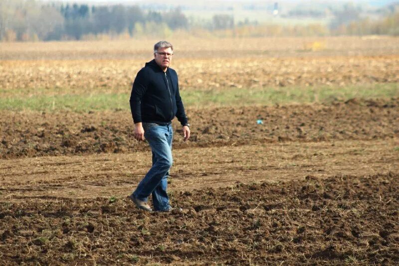 человек в поле. фермеры засеют. трактористы комбайнеры. картофель андрей. механизатор в поле.