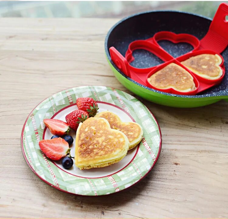 яичный блин. как сделать блинчики рецепт. кухонные принадлежности для приготовления омлета. как делать блины из яиц. ингредиенты для приготовления яичницы.