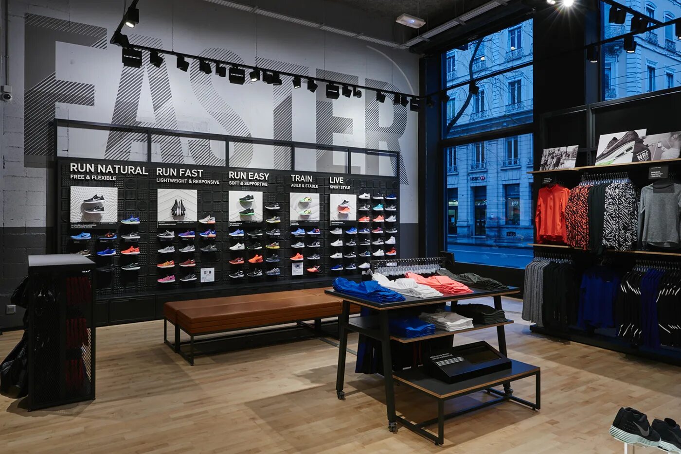 Вариант спортивный магазин. Nike Store Interior. Nike shop Interior. Интерьер магазина спортивной одежды. Витрина магазина спортивной одежды.