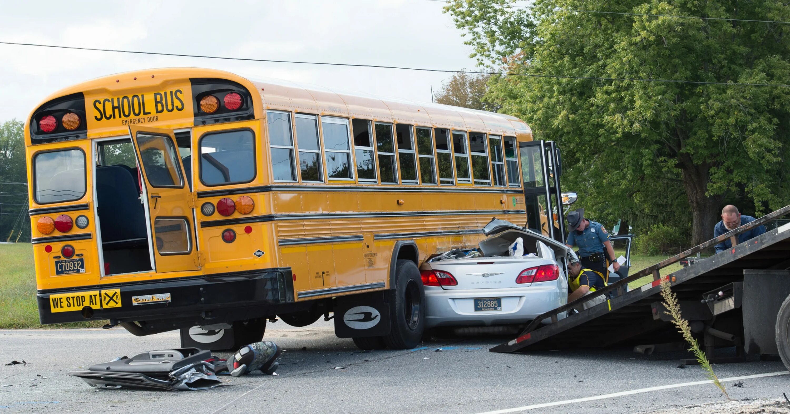 Автобус разбили. Разбитый школьный автобус. Брошенный школьный автобус. Американский школьный автобус разбит. Старый школьный автобус.