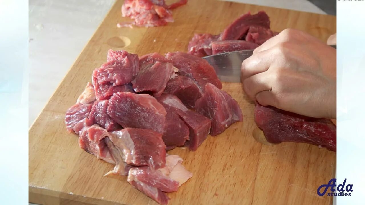 Тонко нарезанная говядина. Как тонко нарезать мясо. Как тонко нарезать мясо. Тонкие ломтики говядины. Зачищенное мясо нарезают.