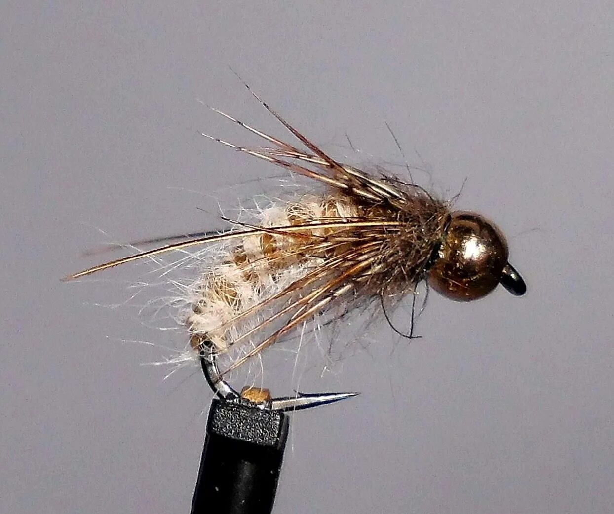 Мушки после операции. Мушки caddis pupa. нахлыстовая мушка ручейник. мушка нимфа ручейника. муха ручейник на хариуса.