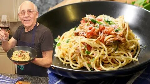 Итальянский повар с оригинальным Spaghetti al tonno 