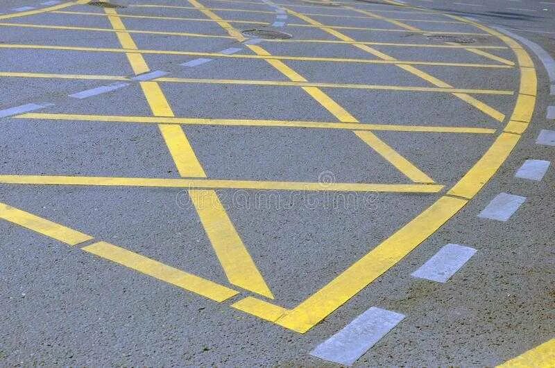 Желтая полоса на дороге. Желтая дорожная разметка. Дорога с желтой полосой. Дорожная разметка желтого цвета. Желтая полоса разметки.