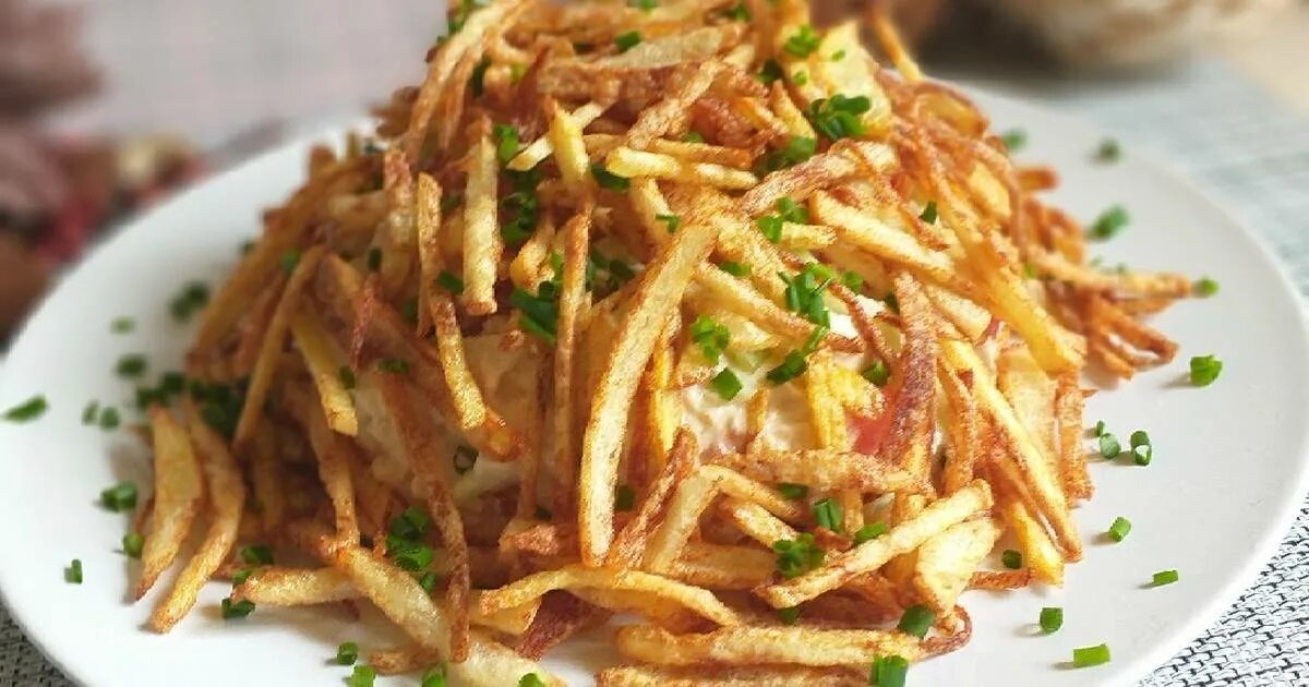 Салат с жареной картошкой сверху. Салат с картофельный саломкой. салат с картошкой фри. салат с картофельной соломкой фри. салат с жареным картофелем.