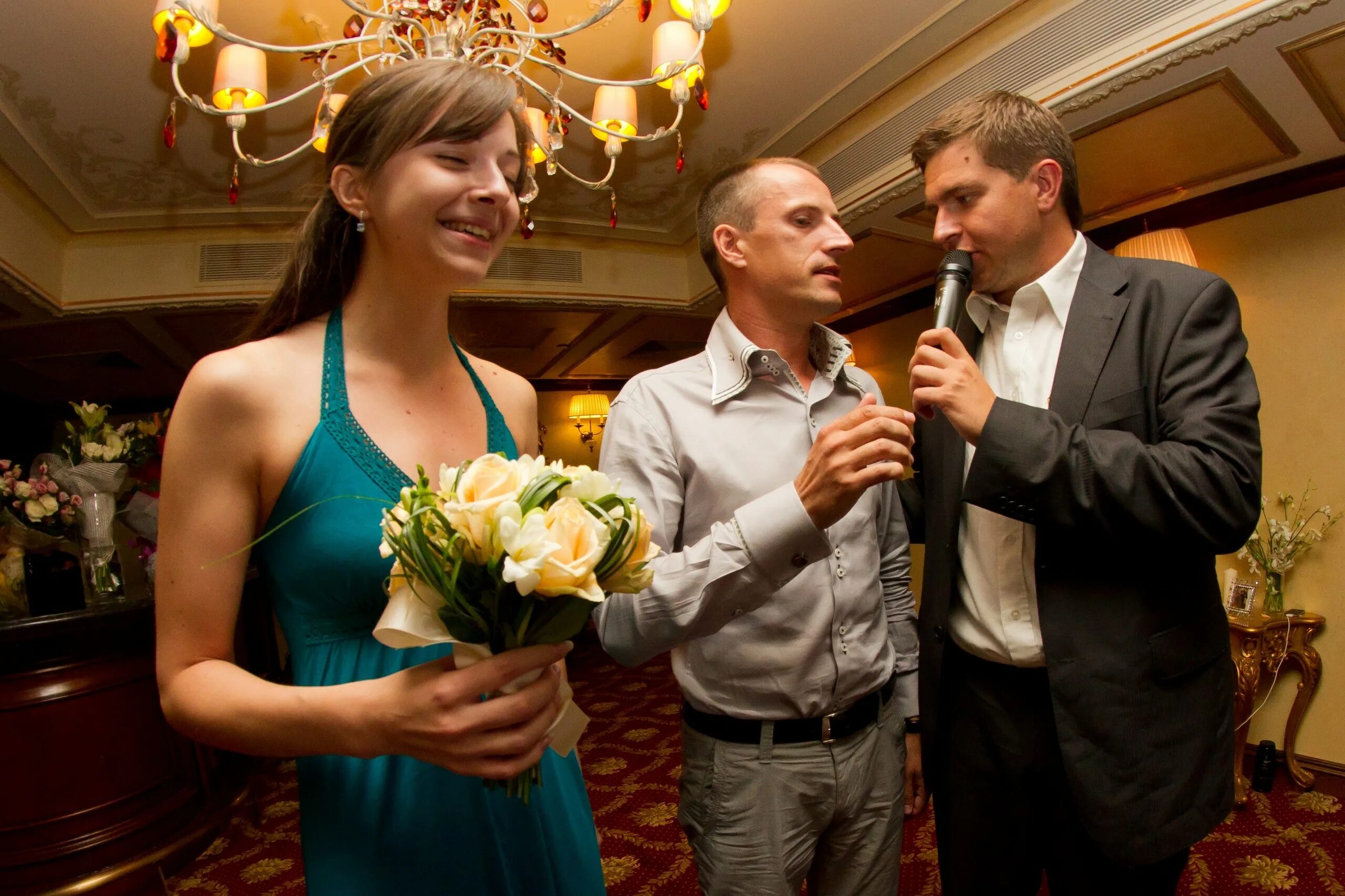 ведущий на корпоратив. 2 ведущих на праздник. известные тамада сургута. 2 ведущих на праздник. ведущие праздников.