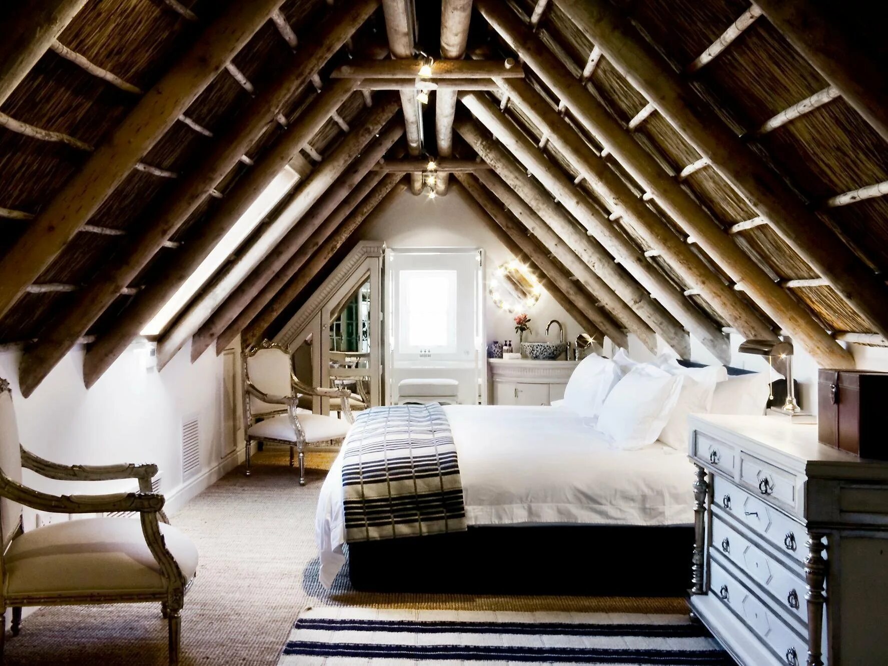 Чердак модель. Мансардная крыша внутри. Чердак в мансардной крыше. Обустройство мансардной комнаты. Обшивка мансарды доской.