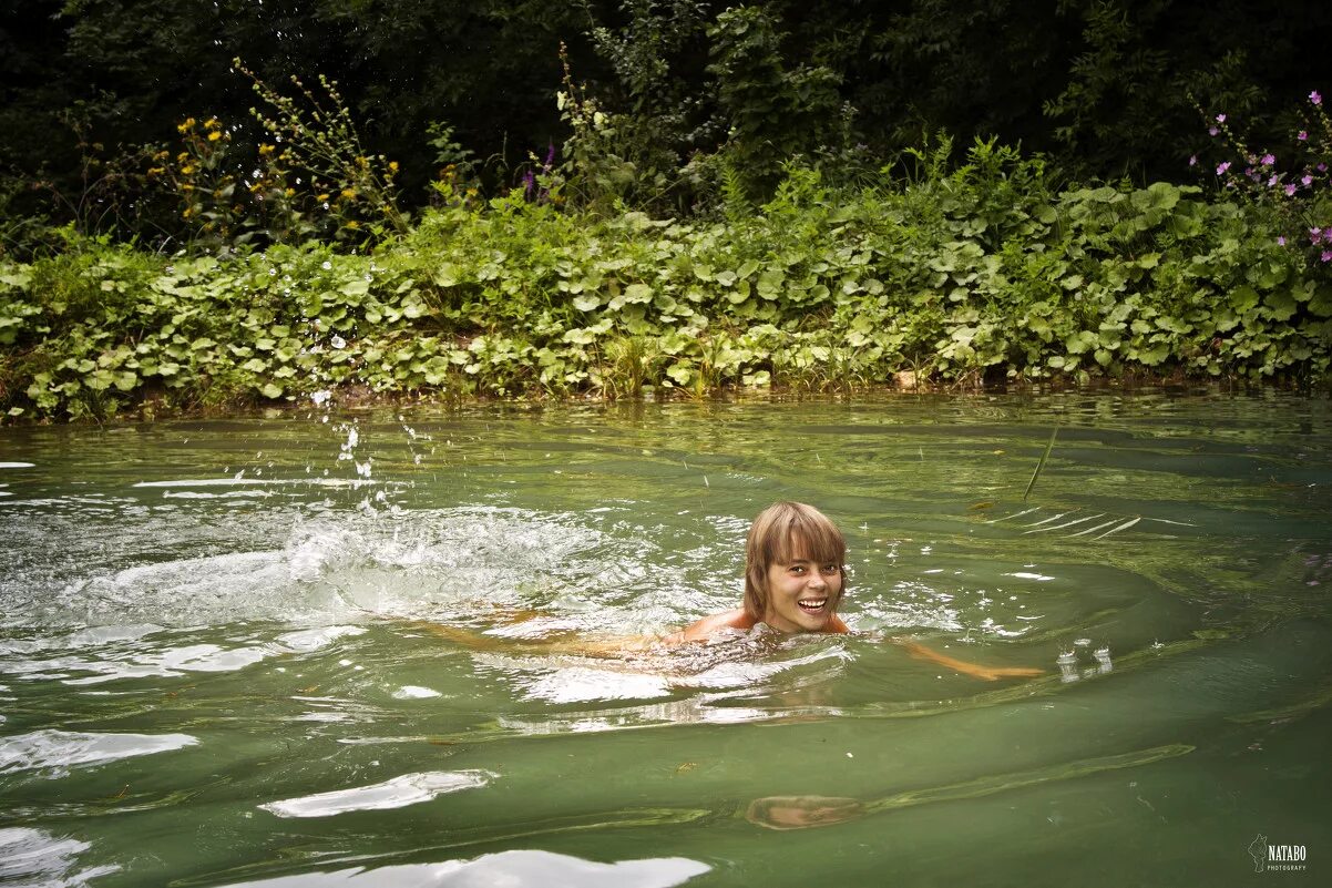 Ясна купается. Девушки купаются в озере. Купаемся в горной речке. Купаемся на речке. Дети купаются в реке.