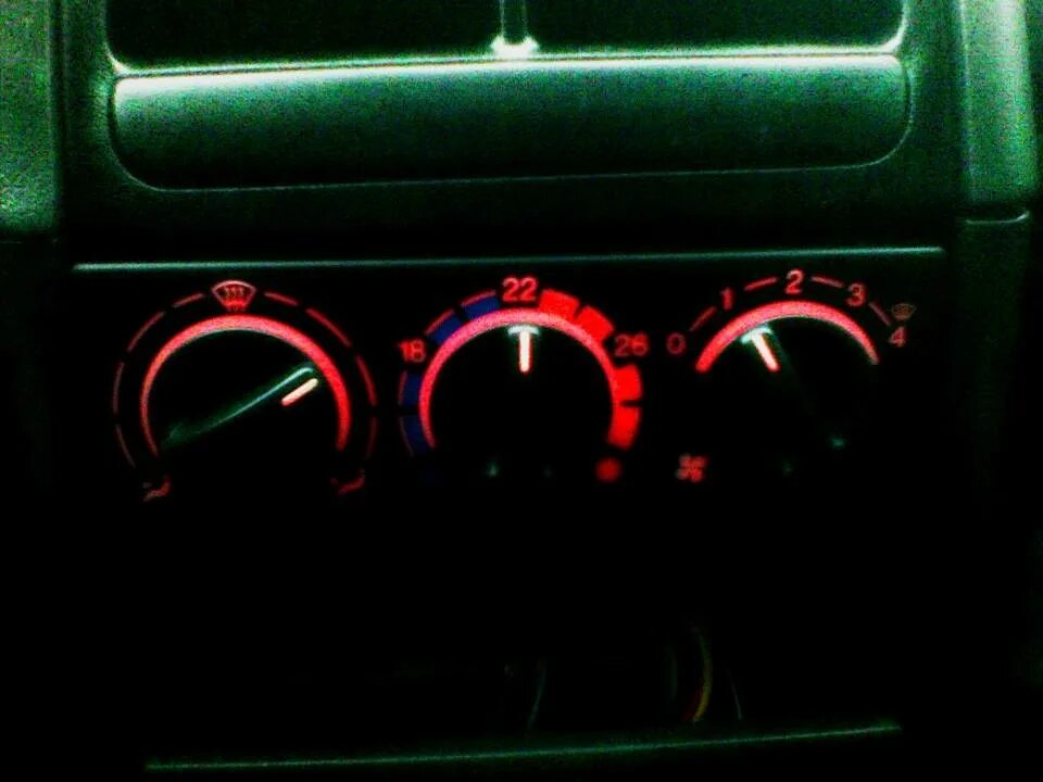 Синие лампочки в приборную панель ваз 2114. Как поменять лампочки на панели ваз. Ваз 2115 лампы приборной панели. Лампа подсветки приборов ваз 2114. Приборные лампочки ваз 2114.