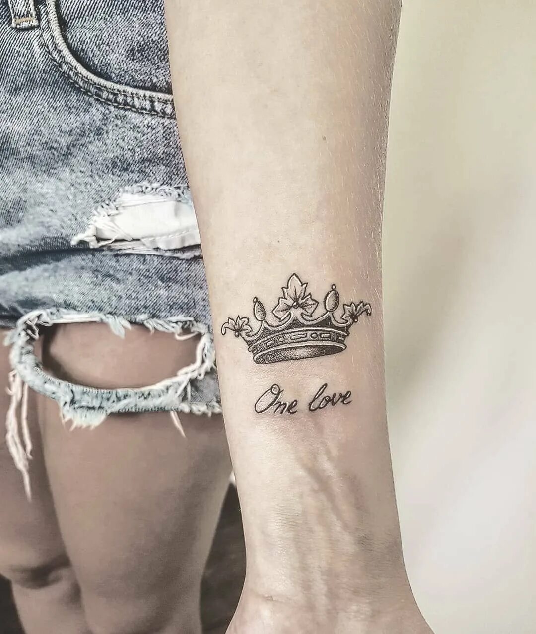 тату корона на руке для девушек. татуировки короны для девушек. парная тату корона. тату корона. тату корона женская.