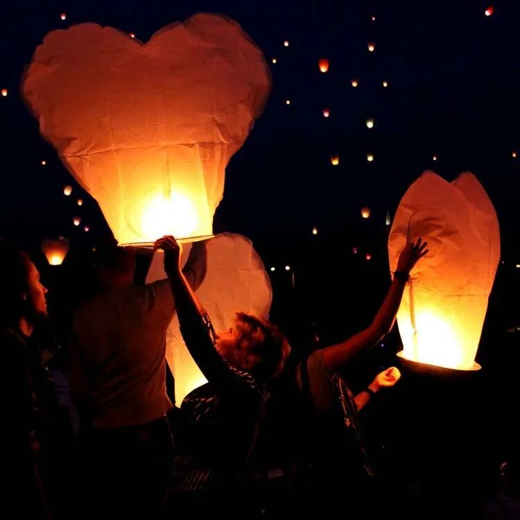 Китайские воздушные фонарики. Воздушная свечка. Летающий фонарик со свечкой. Небесные фонарики. Фонарь kongming.