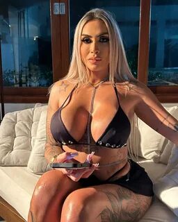 Juju Ferrari mostra mama em direto