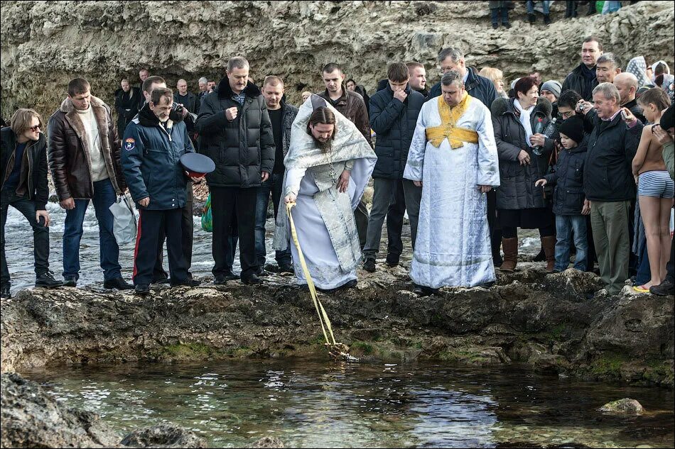 19 января 2014. Крещение в Херсонесе. Херсонес крещение Руси. Крым Херсонес крещение. Слайд крещение в Херсонесе.