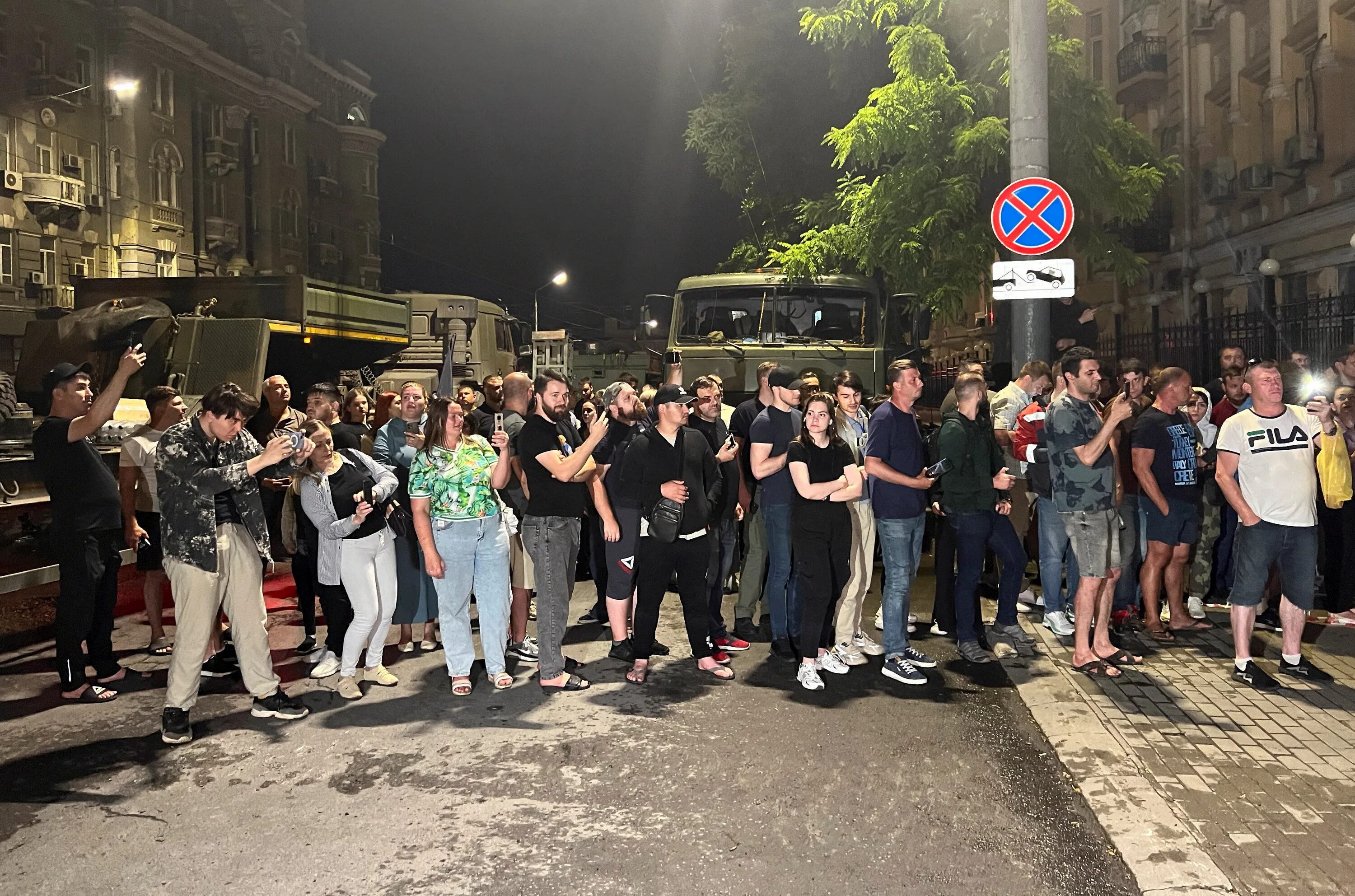 Марш ростов. Селфи на улице. ростов 24 июня. марш вагнера. вагнер 24.06.2025.