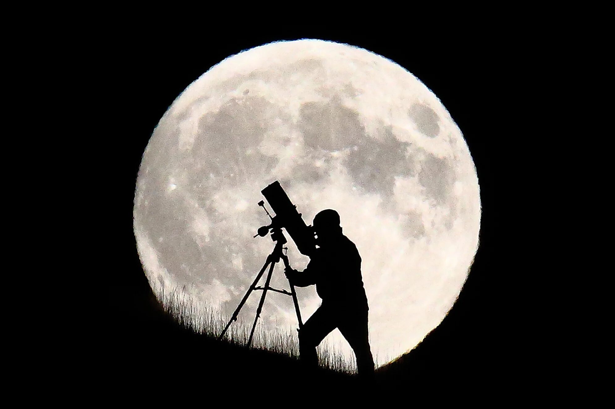 Луна в телескоп. Телескоп для наблюдения за луной. Человек с телескопом. Наблюдения Луна телескоп.