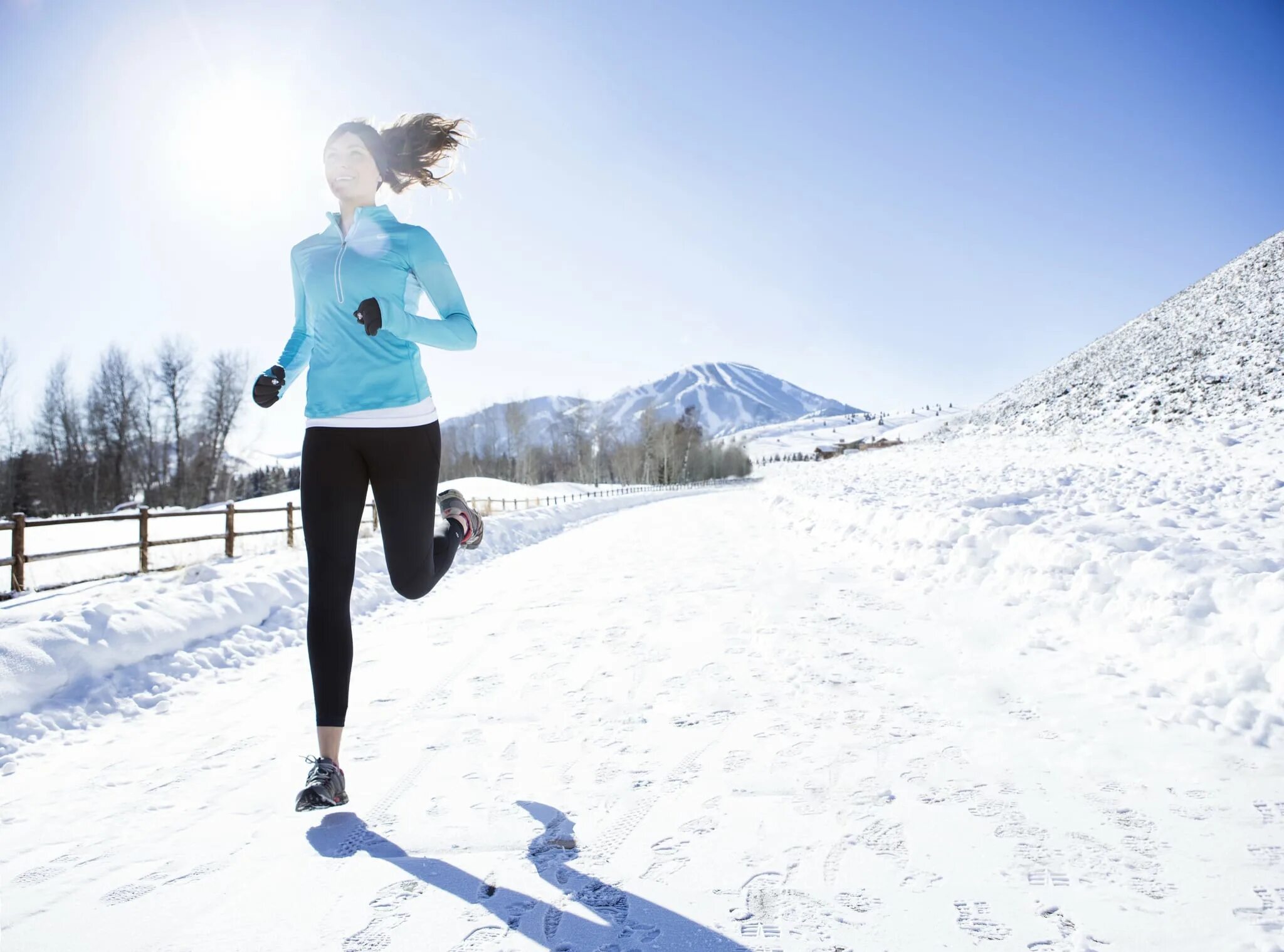 Do sport the winter. Девушка бежит зимой. Девушка бежит зимой в жилете.