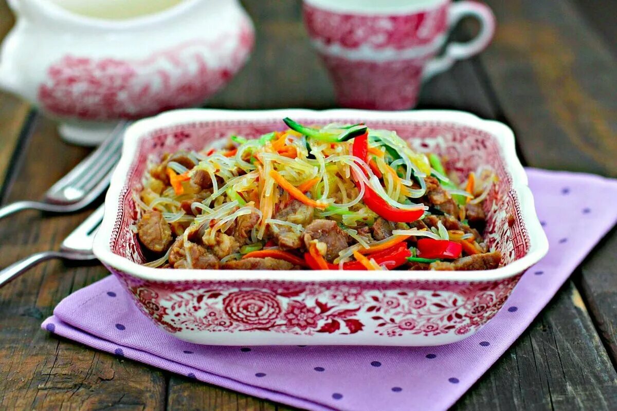 Рецепт фунчозы с овощами горячее блюдо. Салат фунчоза с мясом. фунчоза с мясом и овощами. фунчоза со свининой и овощами. салат фунчоза с мясом и овощами.