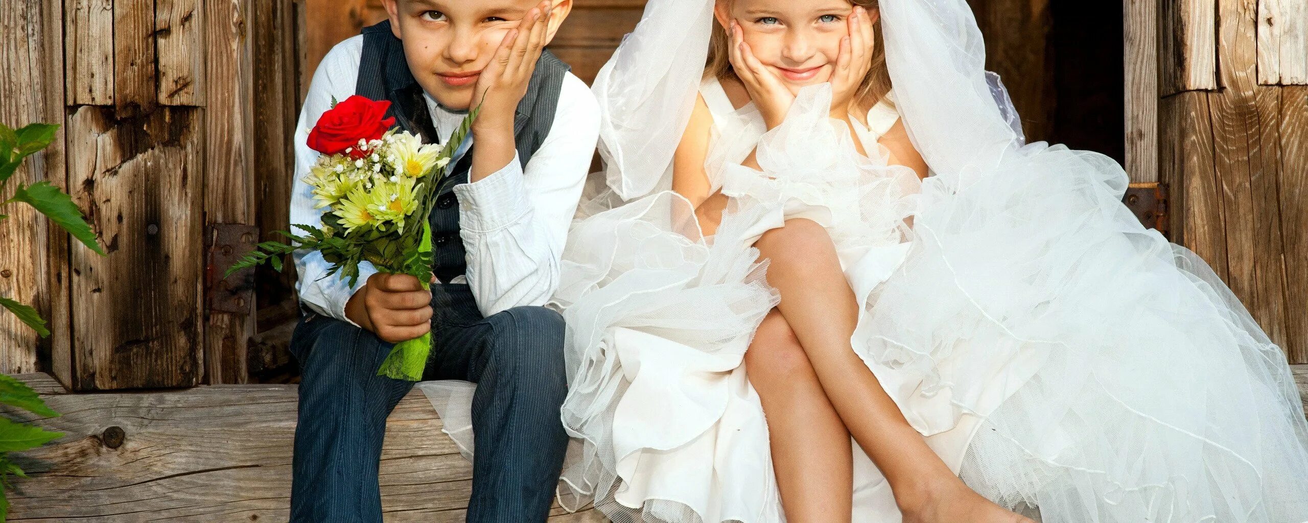 Ранние браки. Подростки на свадьбе. Ранняя свадьба. Невесты разного возраста.