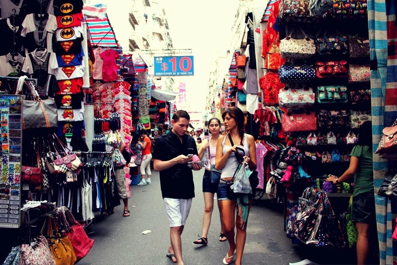Рынок одежды. Вещи с рынка. Вещевой рынок в Китае. Китайский оптовый рынок.