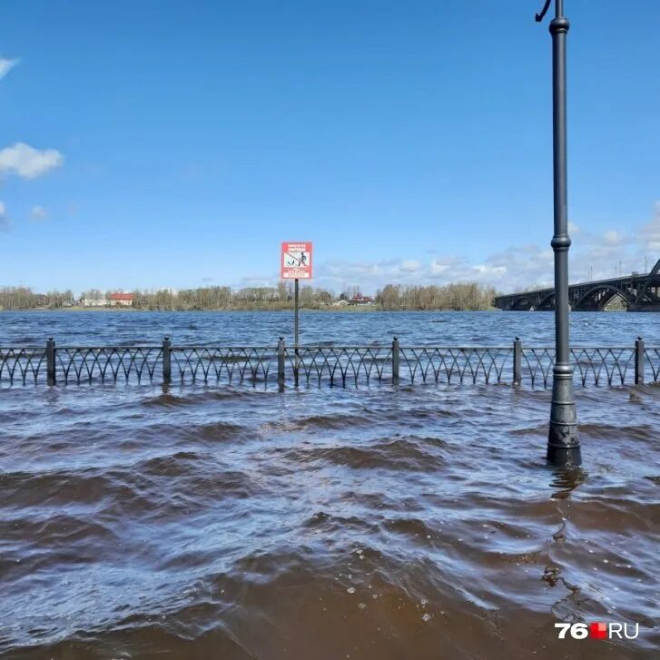 Рыбинское водохранилище уровень воды русгидро. Рыбинск подтопление набережной. Затопленная набережная Тверь. Рыбинск затопило набережную. Рыбинск затопление набережной.