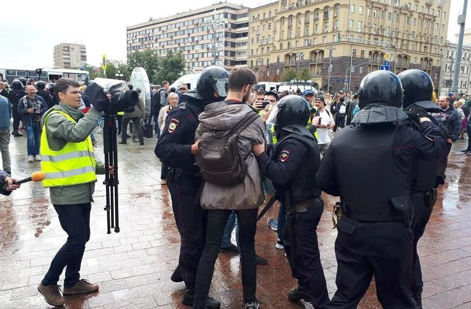 Митинг сми. Пресса на митинге. сми на митингах. журналисты на митинге. митинг москва журналист.