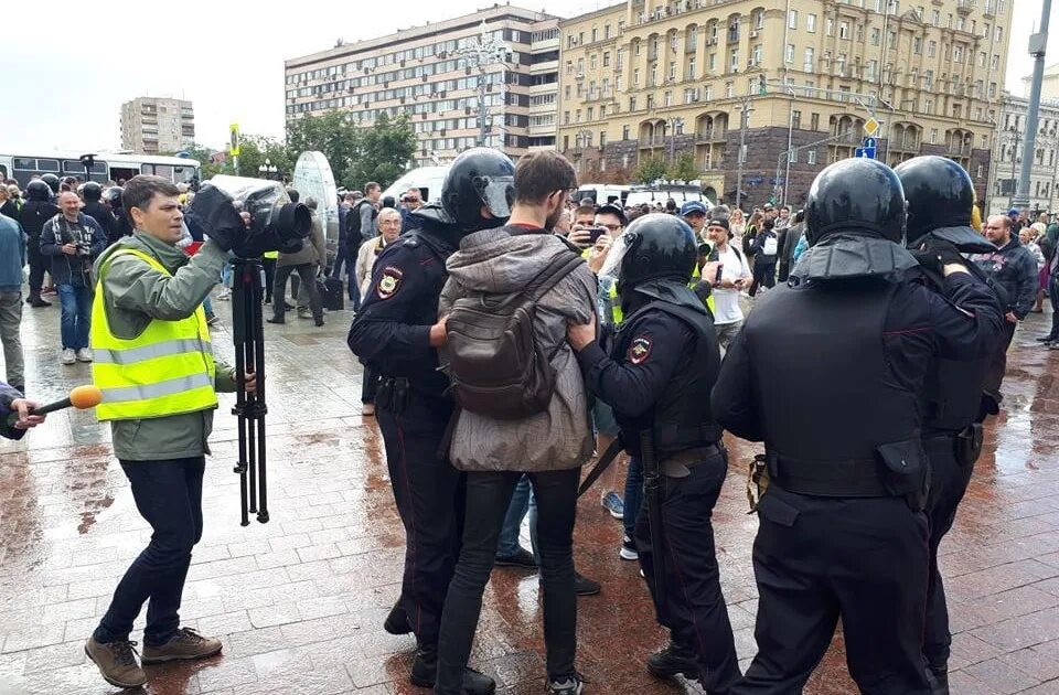 Пресса на митинге. СМИ на митингах. Журналист на митинге. Громкоговоритель на митинге. Уличный митинг