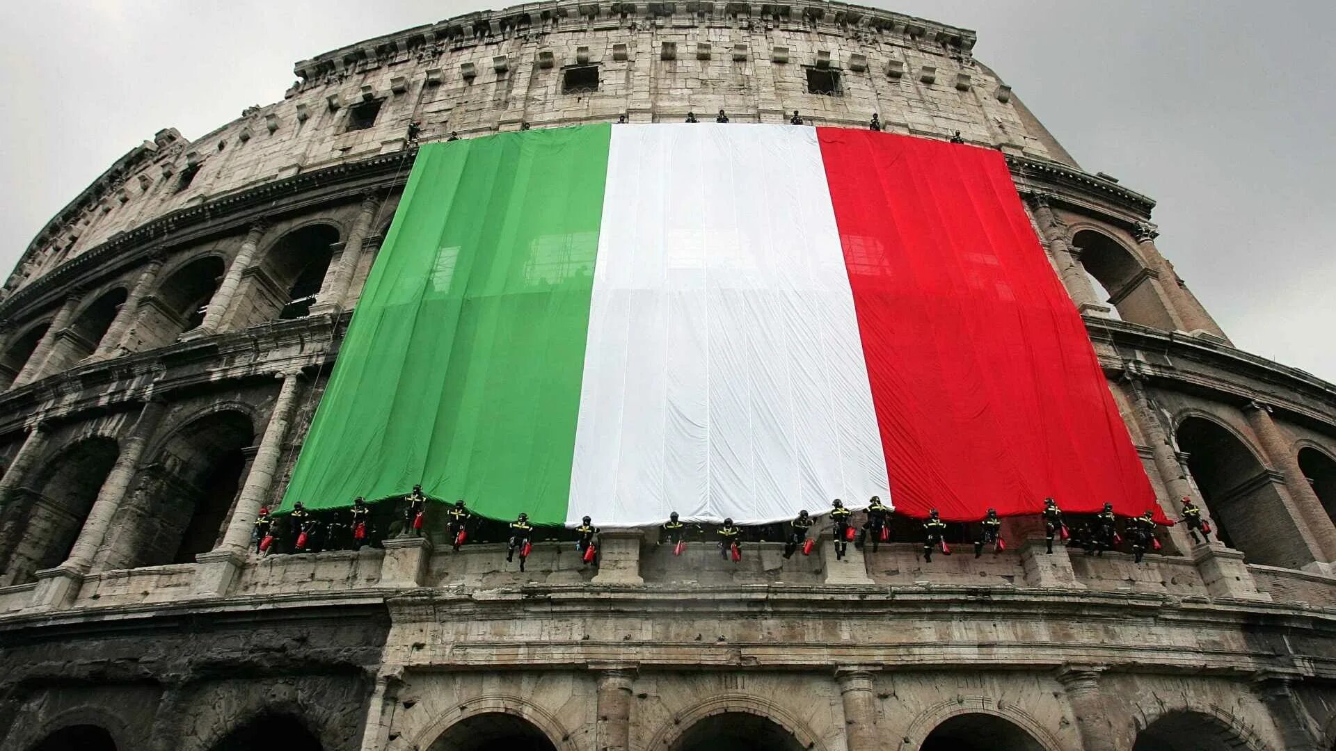 Колизей с флагом Италии. Италия Рим флаг. Италия столица флаг. Парламент Италии с флагом Италии.