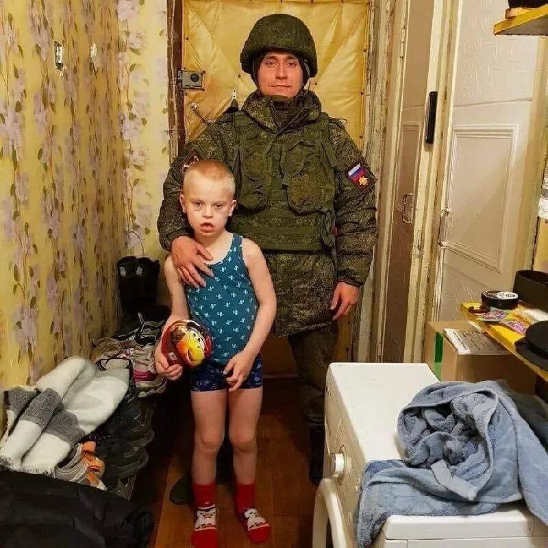 Сына хата. Типичная русская семья. Типичная украинская семья. Z Россия дети. Типичная украинская квартира.