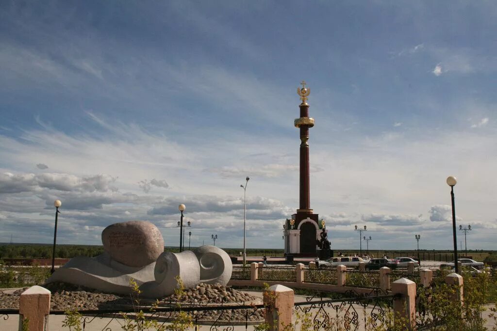 Название городов якутск. Якутск набережная. якутск набережная лены. набережная в якутске памятники. московская набережная якутск.