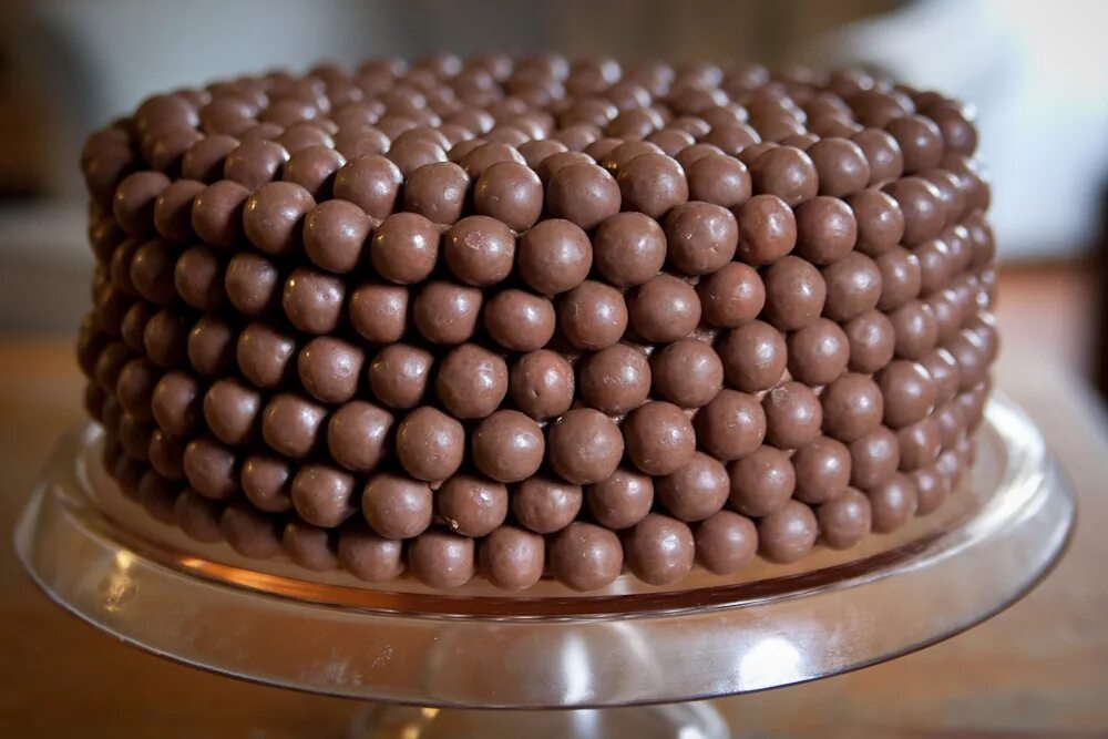 Украшение торта шариками. Украшение торта шоколадными шариками. Торт с шоколадными шарами. Торт украшенный шоколадными шариками.