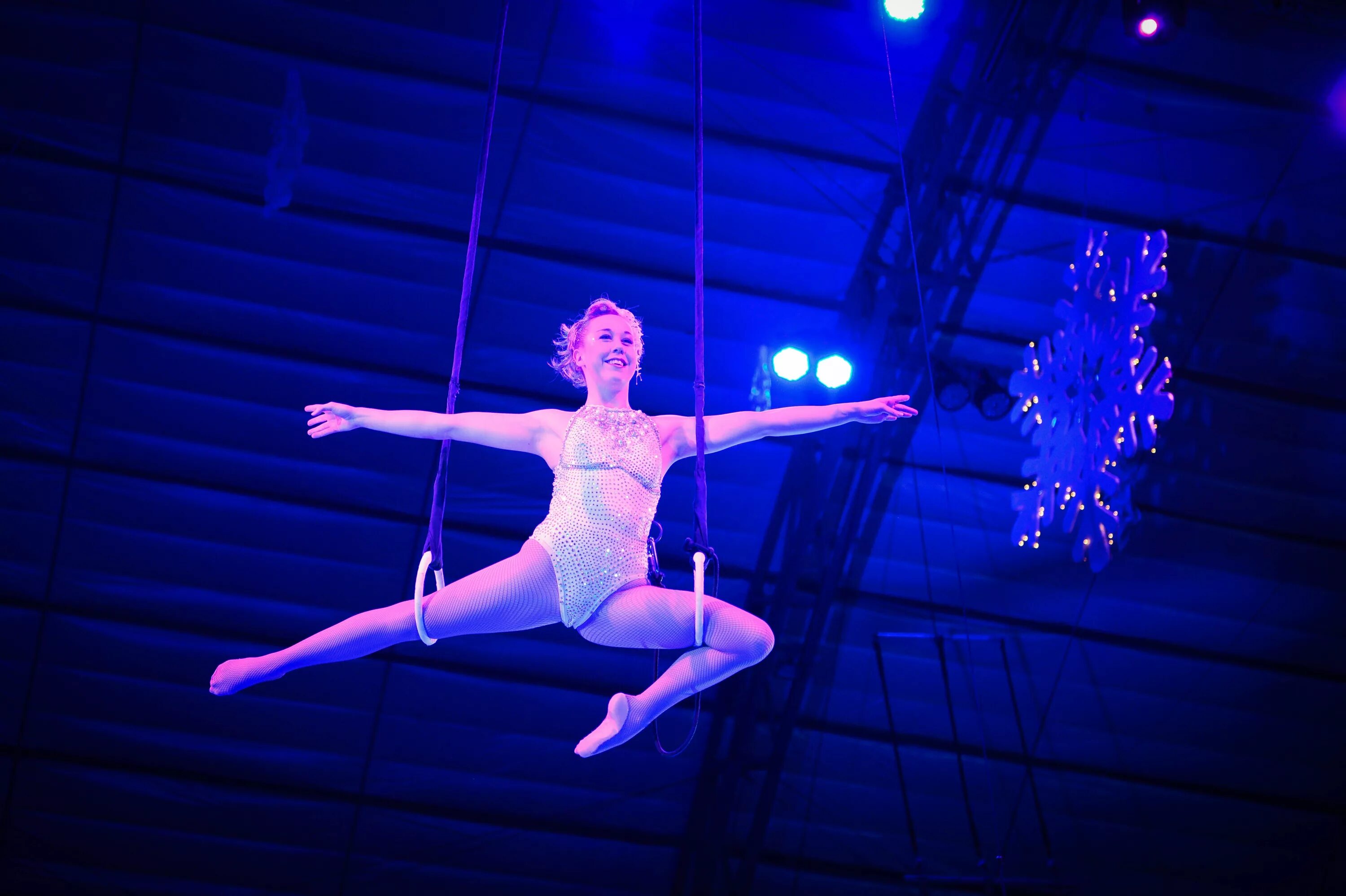 Как зовут девочку из цирка. Шоу слонов андрея дементьева-корнилова «девочка и слон». Шоу слонов династия корниловы. Цирковая девочка. Девочка из цирка.