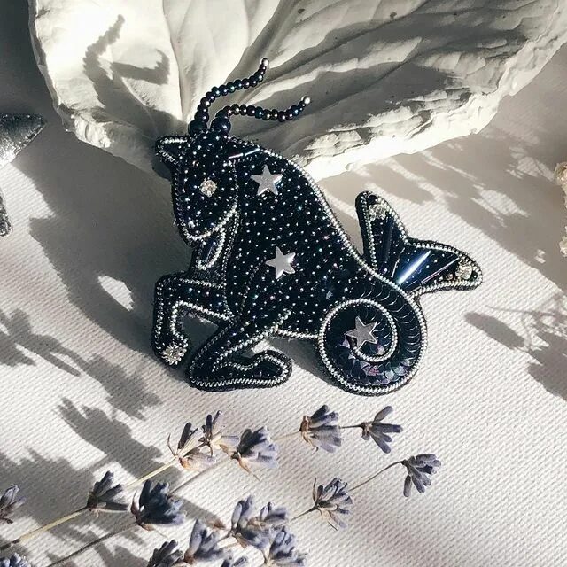 брошь знаки зодиака "козерог". брошь козерог. стильная брошь козерог.