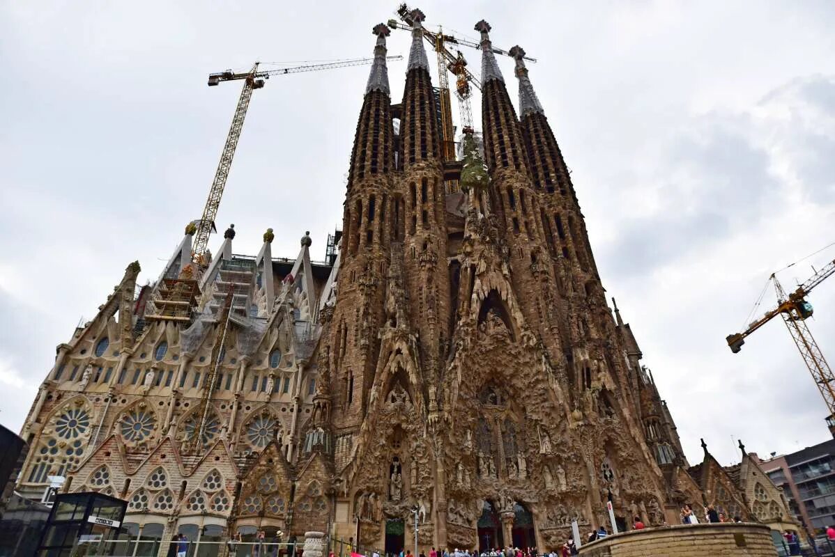 антонио гауди архитектура барселоны. искупительный храм святого семейства, барселона, испания. барселона архитектура гауди храм святого. собор в испании в барселоне саграда фамилия. барселона архитектор антонио гауди.