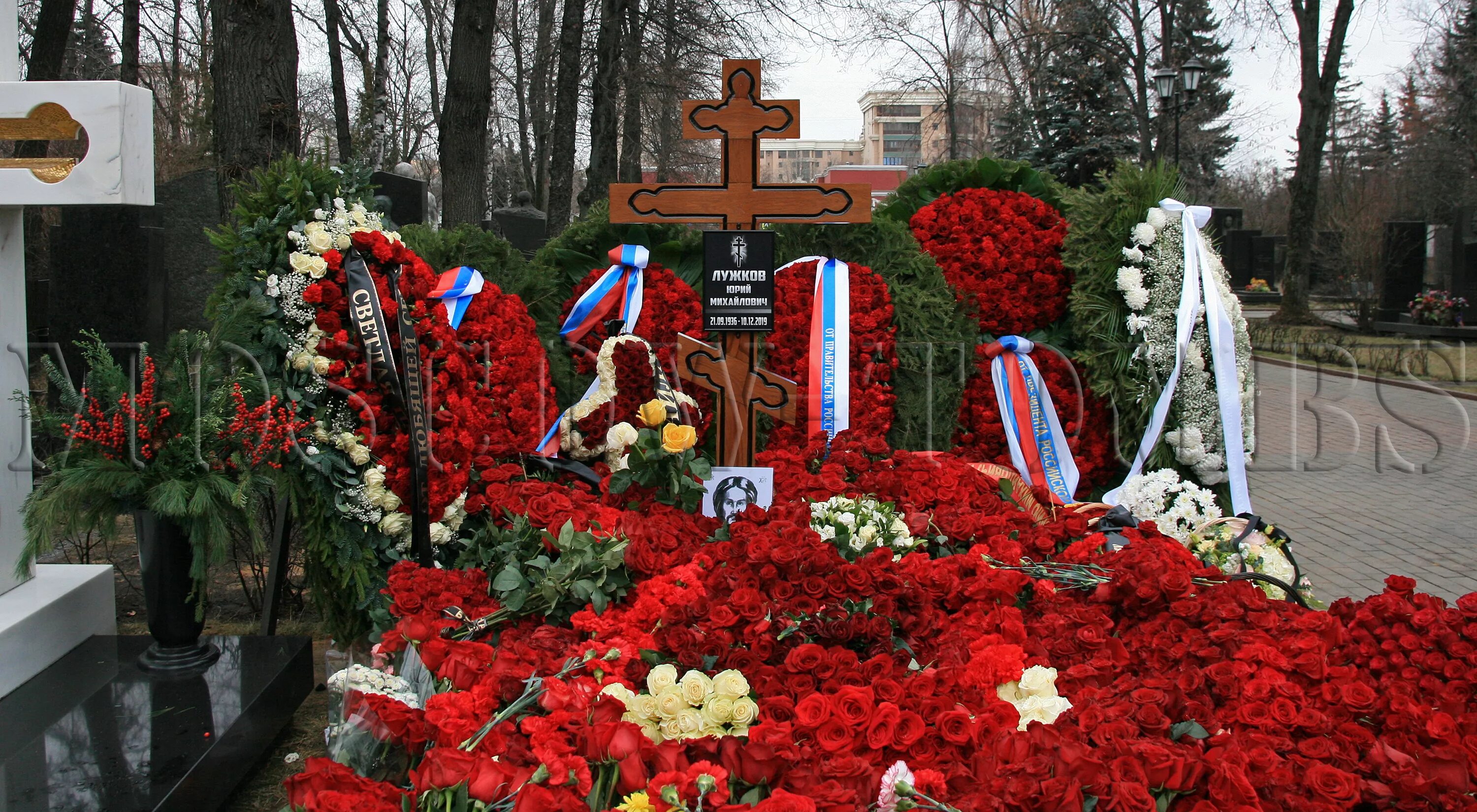 Памятник Юрию Лужкову на Новодевичьем кладбище. Могила Юрия Лужкова на Новодевичьем кладбище. Новодевичье кладбище могила Лужкова ю.м.