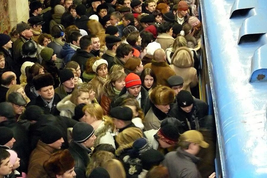 Много людей в метро. Станции метро Киевская в час пик. Давка в метро час пик Москве. Толпа людей в метро. Люди в метро в час пик.