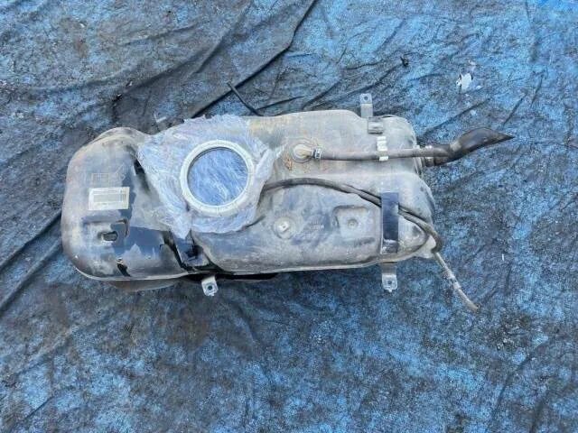 Дополнительный топливный бак на сузуки джимни. 89101-77e00. Резинка топливного бака suzuki. Объем топливного бака сузуки джимни. Suzuki liana топливный бак.