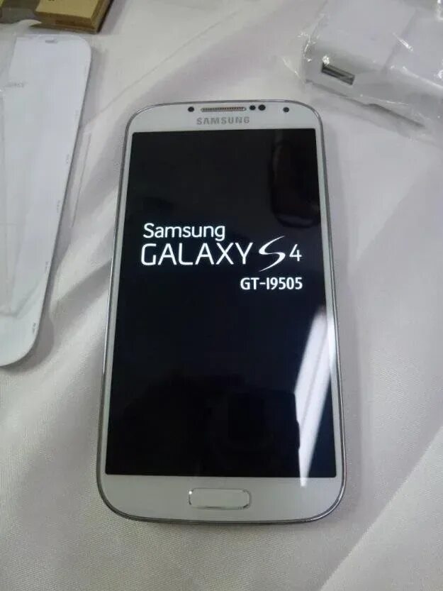 Samsung galaxy купить на авито. Samsung Galaxy s4 White. Samsung Galaxy s3 белый. Самсунг галакси с4 белый. Samsung Galaxy s3 полный комплект.