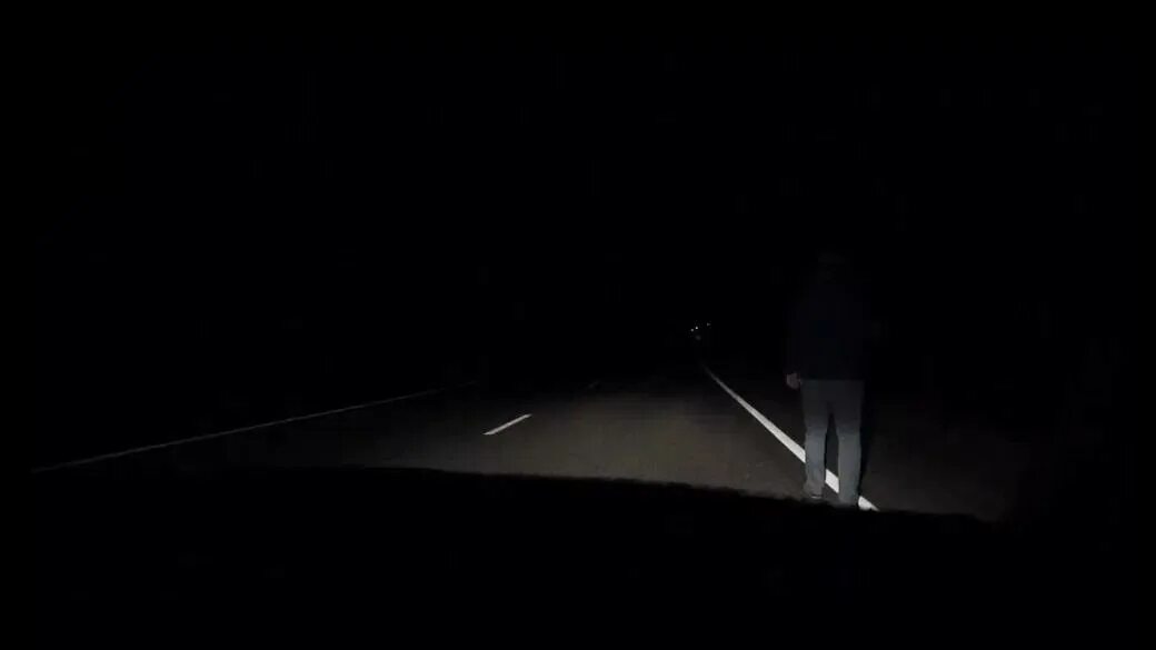 Два дня в темноте. Пешеход в темноте. пешехода не видно в темноте. темнота. идет в темноте.