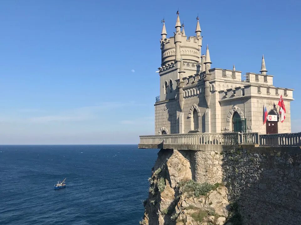 Крымский замок ласточкино гнездо. Аврорина скала ласточкино гнездо. Ласточкино гнездо в крыму внутри. Ласточкино гнездо убрать. Ласточкино гнездо убрать.