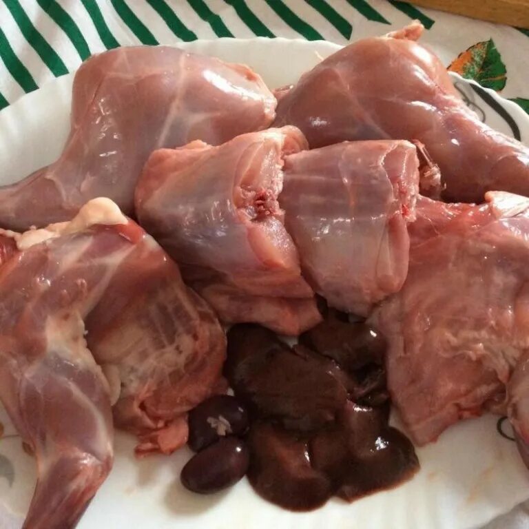 Мясо кролика мясной. Тушка кролика охлажденная. Ушки кролика. Мясо кролика мясной. Мясо кролика мясной.