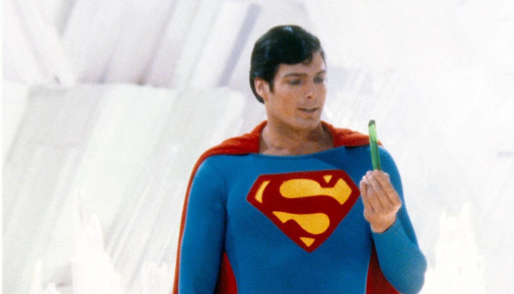 Как зовут супермена. Супермен superman (1978). кларк кент переодевается в супермена. фильм про маленького супермена. супермен переодевается.